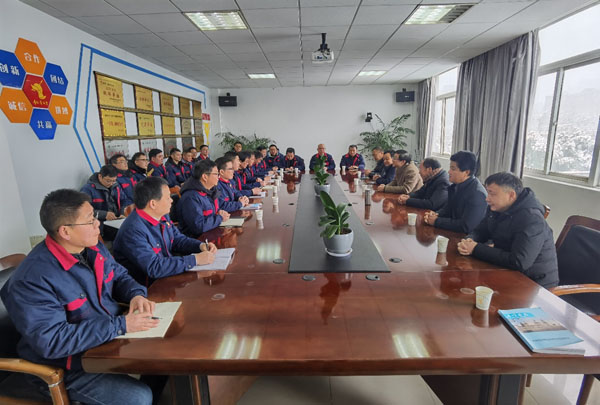 公司向导到各单位贺年