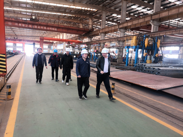 股份公司副总司理到钢构公司检查事情