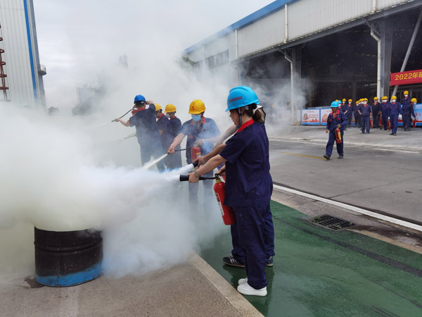 公司档案员加入应急消防演练