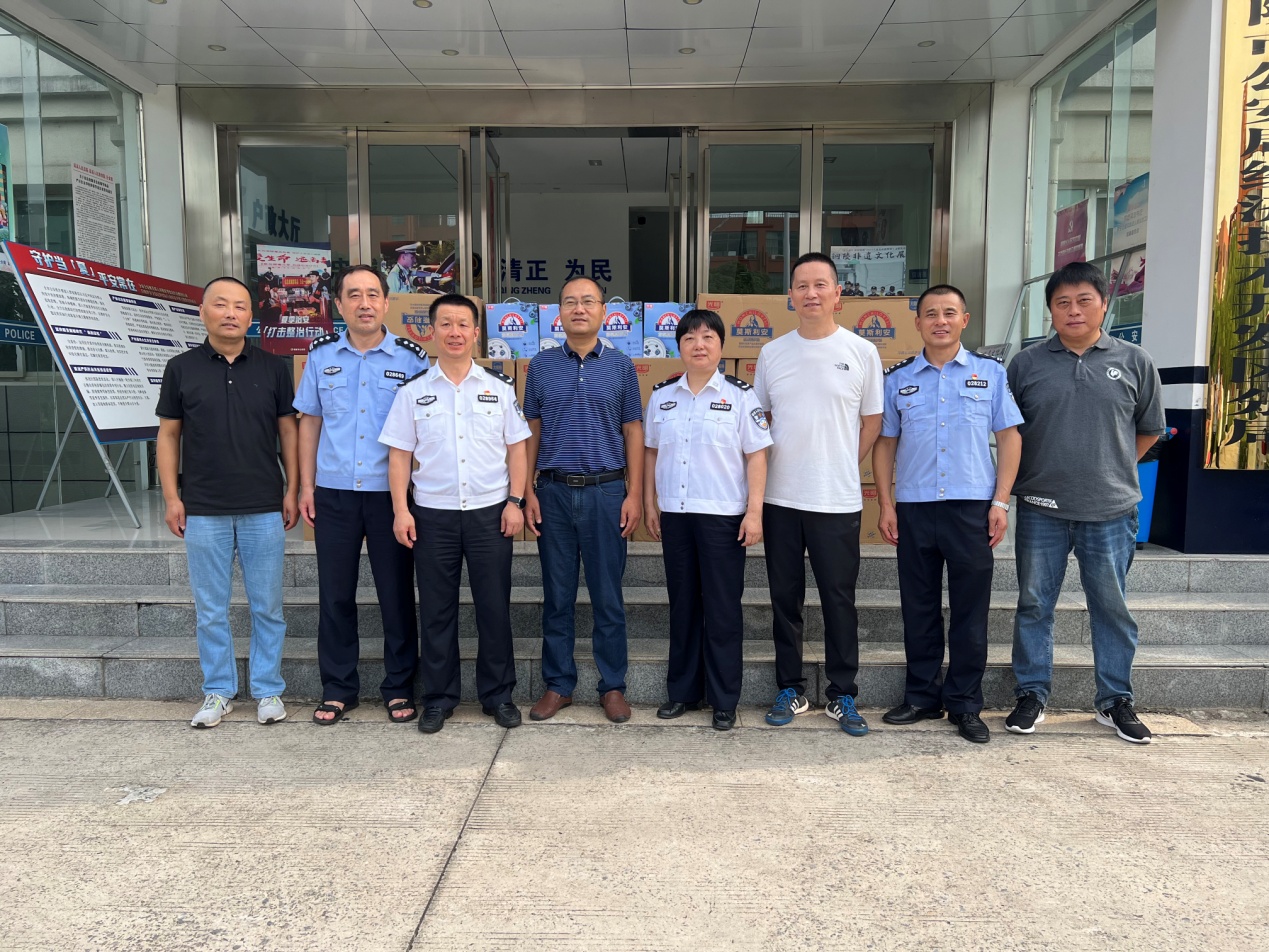 公司副总司理朱文志到经开区公循分局及新城派出所举行高温慰问