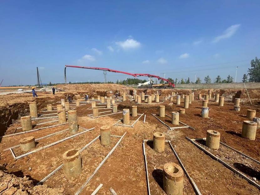 铜基新质料项目渣选矿区域浓缩工序基础垫层最先浇筑