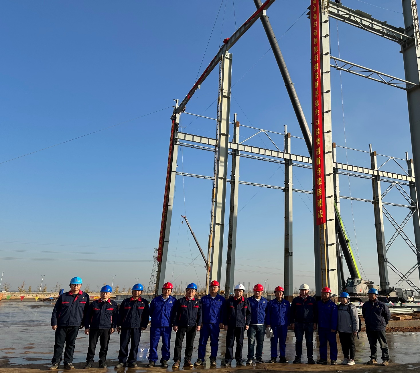 铜基新质料项目渣选矿区域磨浮车间首榀钢梁吊装