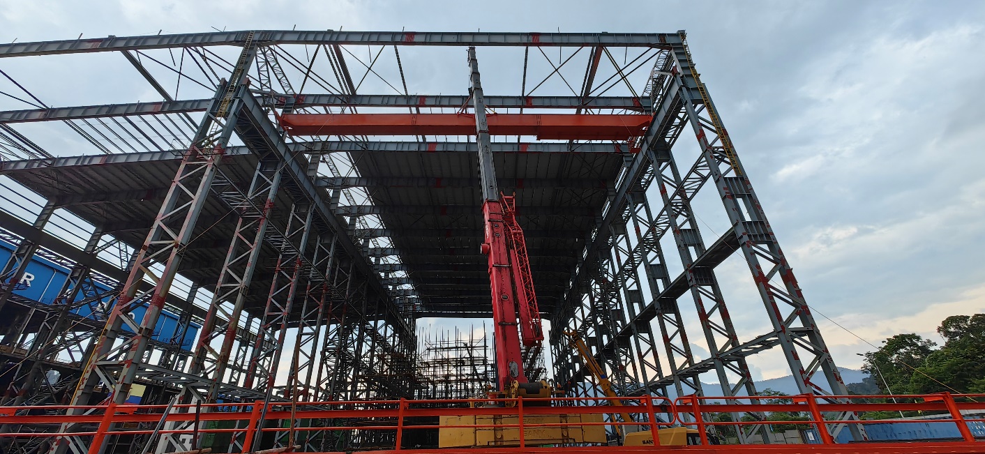 米拉多铜矿二期磨浮厂房首台行车顺遂装置完成