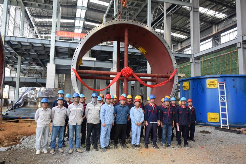 铜基渣选矿区域球磨机进料筒体顺遂吊装