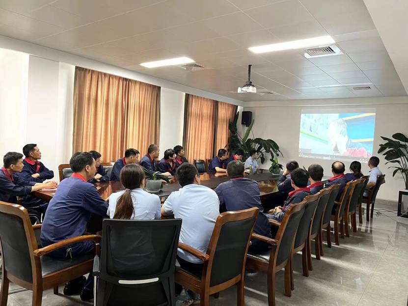 钢构公司组织职工寓目警示教育片