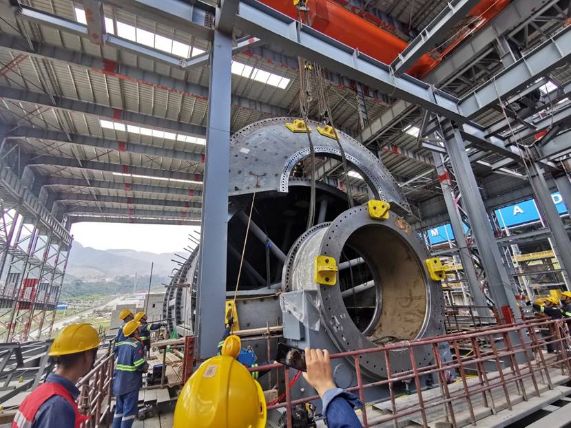 米拉多铜矿二期磨矿厂房四系列球磨机回转部分装置完成