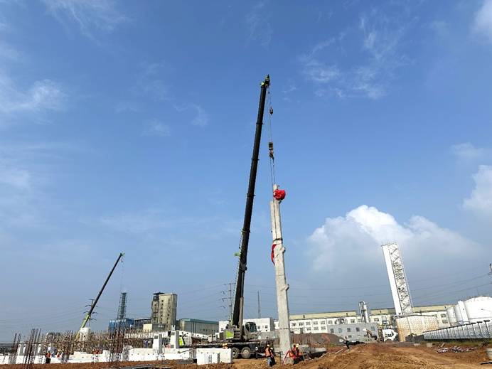 安徽纯钧电解项目首根预制柱顺遂吊装
