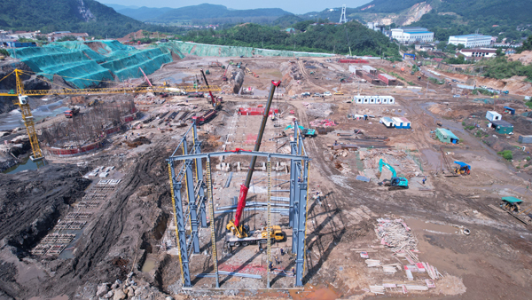 金磊项目筛分工序首榀钢梁吊装乐成