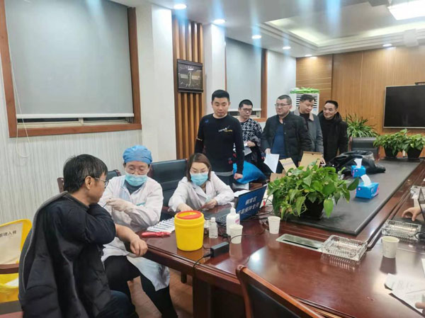 映湖社区到公司开展疫苗接种事情  