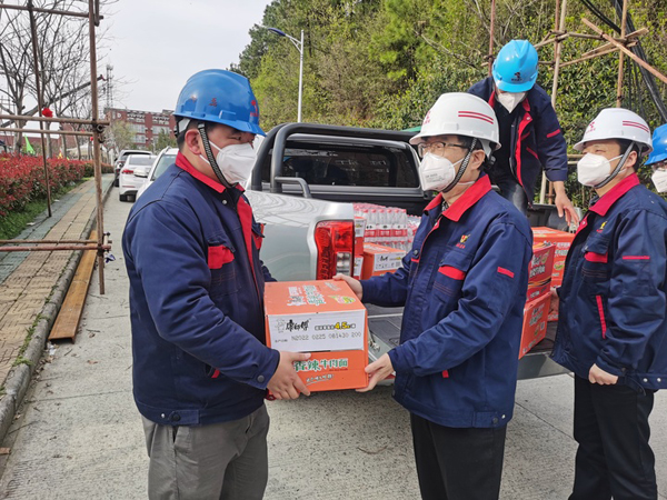 公司党委书记检查指导田家炳中学隔离点项目建设事情