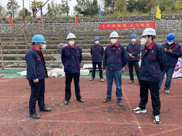 公司党委书记检查指导田家炳中学隔离点项目建设事情