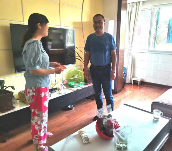 公司副总司理慰问外洋职工眷属