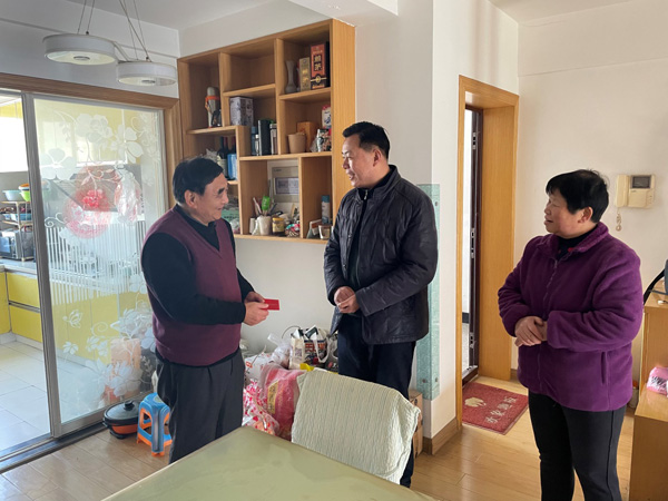 公司节前慰问外洋职工眷属