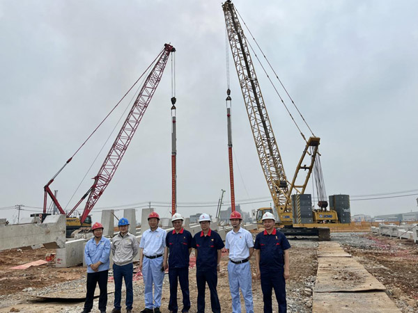 铜基新质料项目电解主厂房首根预制立柱顺遂吊装 