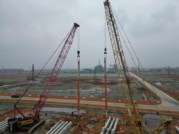 铜基新质料项目电解主厂房首根预制立柱顺遂吊装 