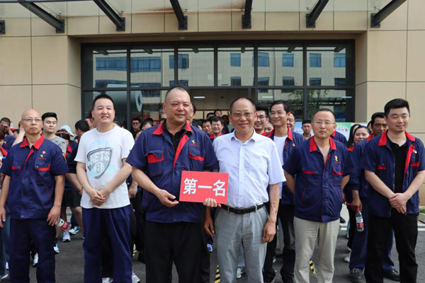 公司举行“钢构杯”职工拔河角逐