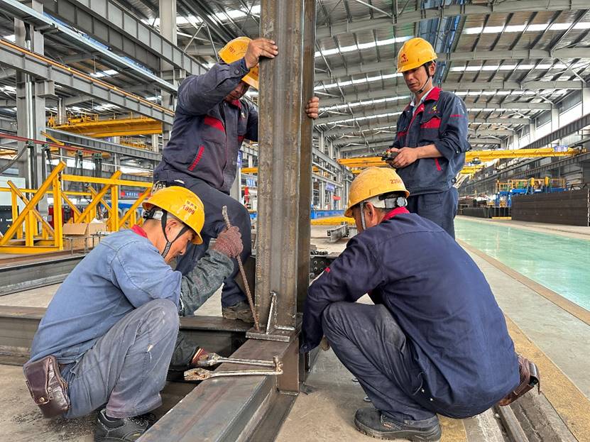 钢构公司开展钢结构构件装置演练