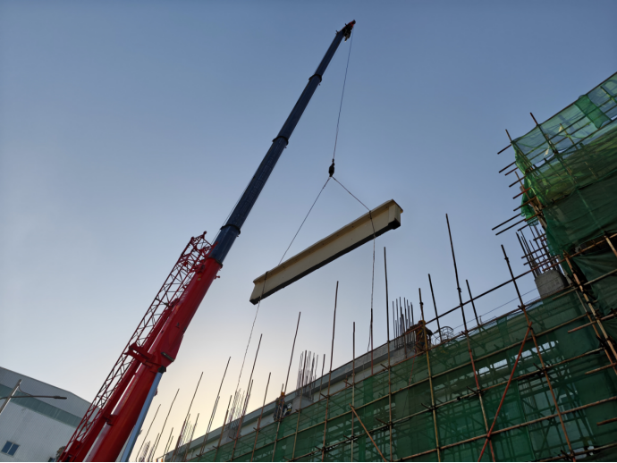 第一事业部完成赤峰净液工序 行车梁吊装使命